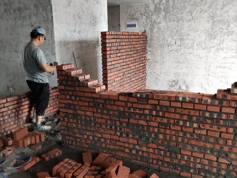 全屋紅磚砌隔斷：砌墻肯定是要有磚的，常用的材料有紅磚、輕體磚、水泥壓力板、石膏板等等，磚體不同，砌出來的新墻效果也是不同的，要是考慮到新砌墻需要一定的承重能力，那么最好是選擇紅磚，因為它的荷載面積更大，不過現在住房大多都是框架結構，墻體不再是主要的城中提，所以現在新房子裝修更流行用多孔磚來新砌墻。 新砌墻之前，需要先把地面澆濕，然后畫線做模具，把砌墻要用的磚都澆濕，頂棚的交界處也不要漏掉。如果是衛(wèi)生間或者是廚房，新砌墻下面還要做有個防水的地梁，最好是帶有衛(wèi)生間原有的防水地梁一塊澆筑，這樣防水力會更好，等到地梁干透之后再砌新墻。