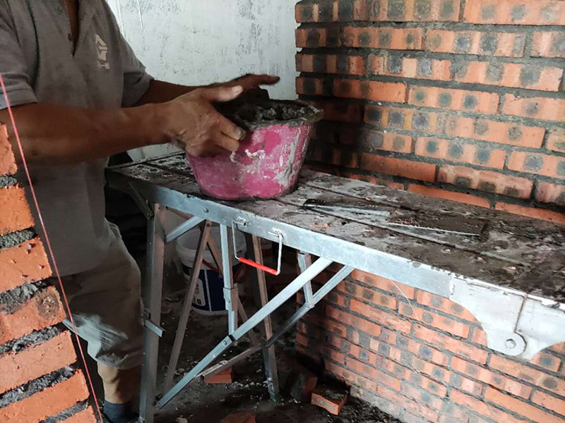 全屋紅磚砌隔斷：砌墻肯定是要有磚的，常用的材料有紅磚、輕體磚、水泥壓力板、石膏板等等，磚體不同，砌出來的新墻效果也是不同的，要是考慮到新砌墻需要一定的承重能力，那么最好是選擇紅磚，因為它的荷載面積更大，不過現在住房大多都是框架結構，墻體不再是主要的城中提，所以現在新房子裝修更流行用多孔磚來新砌墻。 新砌墻之前，需要先把地面澆濕，然后畫線做模具，把砌墻要用的磚都澆濕，頂棚的交界處也不要漏掉。如果是衛(wèi)生間或者是廚房，新砌墻下面還要做有個防水的地梁，最好是帶有衛(wèi)生間原有的防水地梁一塊澆筑，這樣防水力會更好，等到地梁干透之后再砌新墻。