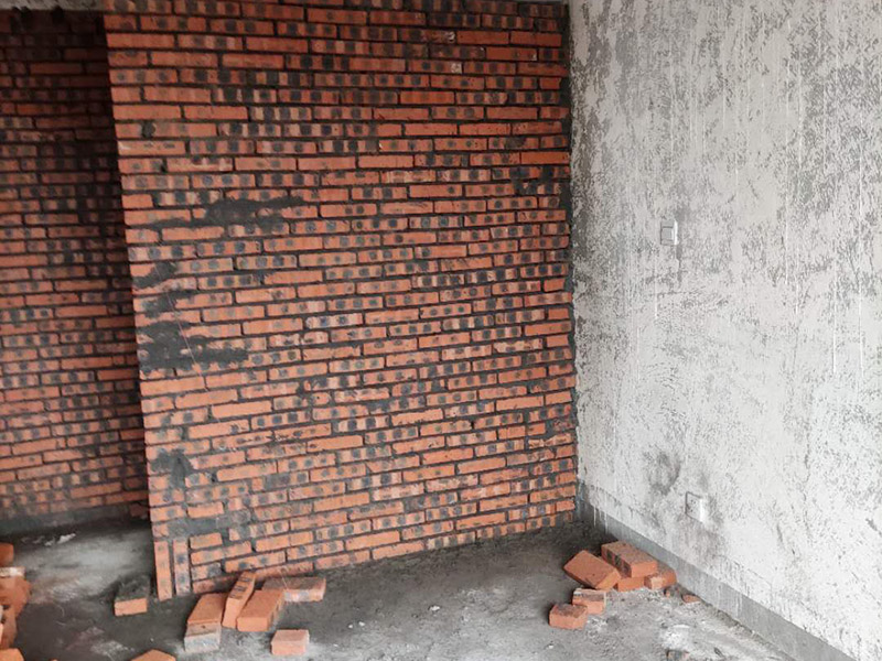 全屋紅磚砌隔斷：砌墻肯定是要有磚的，常用的材料有紅磚、輕體磚、水泥壓力板、石膏板等等，磚體不同，砌出來的新墻效果也是不同的，要是考慮到新砌墻需要一定的承重能力，那么最好是選擇紅磚，因為它的荷載面積更大，不過現在住房大多都是框架結構，墻體不再是主要的城中提，所以現在新房子裝修更流行用多孔磚來新砌墻。 新砌墻之前，需要先把地面澆濕，然后畫線做模具，把砌墻要用的磚都澆濕，頂棚的交界處也不要漏掉。如果是衛(wèi)生間或者是廚房，新砌墻下面還要做有個防水的地梁，最好是帶有衛(wèi)生間原有的防水地梁一塊澆筑，這樣防水力會更好，等到地梁干透之后再砌新墻。