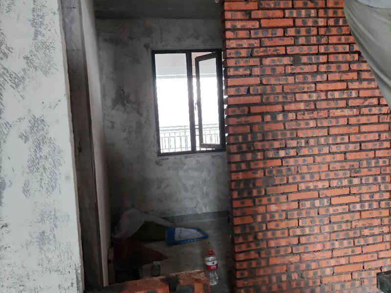 全屋紅磚砌隔斷：砌墻肯定是要有磚的，常用的材料有紅磚、輕體磚、水泥壓力板、石膏板等等，磚體不同，砌出來的新墻效果也是不同的，要是考慮到新砌墻需要一定的承重能力，那么最好是選擇紅磚，因為它的荷載面積更大，不過現在住房大多都是框架結構，墻體不再是主要的城中提，所以現在新房子裝修更流行用多孔磚來新砌墻。 新砌墻之前，需要先把地面澆濕，然后畫線做模具，把砌墻要用的磚都澆濕，頂棚的交界處也不要漏掉。如果是衛(wèi)生間或者是廚房，新砌墻下面還要做有個防水的地梁，最好是帶有衛(wèi)生間原有的防水地梁一塊澆筑，這樣防水力會更好，等到地梁干透之后再砌新墻。