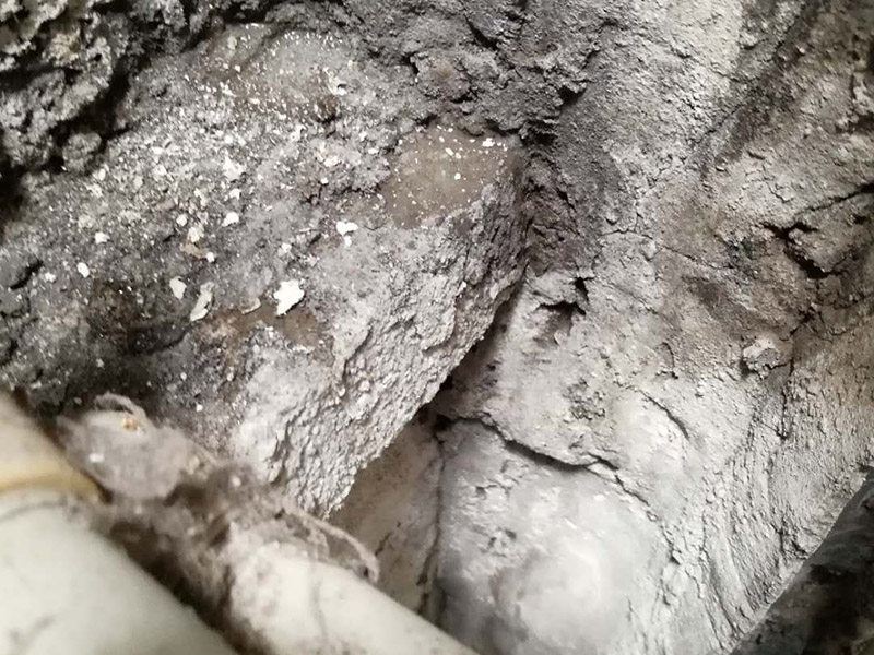 墻內(nèi)滲水看現(xiàn)場：在發(fā)現(xiàn)墻面有滲水情況發(fā)生的時候，我們一定要先了解一下是不是因為墻面當(dāng)中的水管破裂，如果是這方面的原因，這個時候我們就要及時的修補(bǔ)了，或者是更換水管了，在換前要先關(guān)掉水閥門，確定不會有水流出，然后再進(jìn)行下去。 如果墻面漏水，也許是因為防水做好的不好，我們在設(shè)計墻面的時候都是會做防水的，尤其是衛(wèi)生間與廚房了，這兩個地方都是會有漏水情況發(fā)送到 ，一旦發(fā)現(xiàn)是防水出了問題，我們就要對房屋防水進(jìn)行修補(bǔ)了。