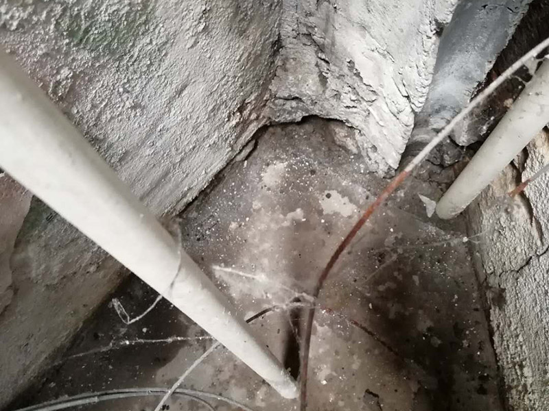 墻內(nèi)滲水看現(xiàn)場：在發(fā)現(xiàn)墻面有滲水情況發(fā)生的時候，我們一定要先了解一下是不是因為墻面當(dāng)中的水管破裂，如果是這方面的原因，這個時候我們就要及時的修補(bǔ)了，或者是更換水管了，在換前要先關(guān)掉水閥門，確定不會有水流出，然后再進(jìn)行下去。 如果墻面漏水，也許是因為防水做好的不好，我們在設(shè)計墻面的時候都是會做防水的，尤其是衛(wèi)生間與廚房了，這兩個地方都是會有漏水情況發(fā)送到 ，一旦發(fā)現(xiàn)是防水出了問題，我們就要對房屋防水進(jìn)行修補(bǔ)了。