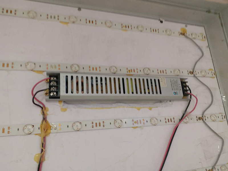 商場燈箱維修:為了工作人員的安全，最好先斷開電源，拔下插頭，不要將漏電保護器，當作電源開關使用，這樣很危險，一點不科學合理。進行電器原件檢查，先逐個排除原因，檢查要求細致，若電源線進入孔，鎮(zhèn)流器輸入，輸出接線柱，燈座上的電線等等。燈箱片尺寸一定要與導光板尺寸相符，不要過大或過小，若不合適，會影響展示效果和燈箱內(nèi)部的熱量散出，也會適當?shù)臏p少使用壽命。查看燈箱上部電源線時，要確認電源是否經(jīng)出入槽內(nèi)，如沒有，必須及時連接好。