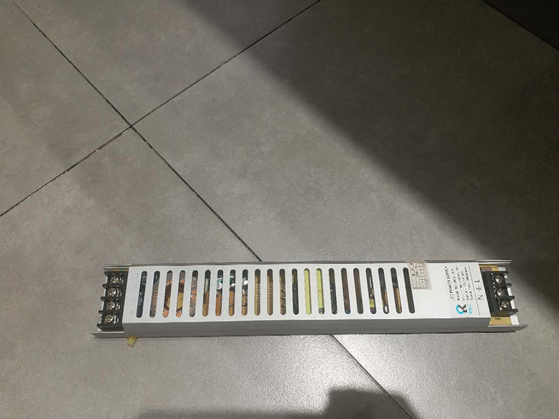 商場燈箱維修:為了工作人員的安全，最好先斷開電源，拔下插頭，不要將漏電保護器，當作電源開關使用，這樣很危險，一點不科學合理。進行電器原件檢查，先逐個排除原因，檢查要求細致，若電源線進入孔，鎮(zhèn)流器輸入，輸出接線柱，燈座上的電線等等。燈箱片尺寸一定要與導光板尺寸相符，不要過大或過小，若不合適，會影響展示效果和燈箱內(nèi)部的熱量散出，也會適當?shù)臏p少使用壽命。查看燈箱上部電源線時，要確認電源是否經(jīng)出入槽內(nèi)，如沒有，必須及時連接好。