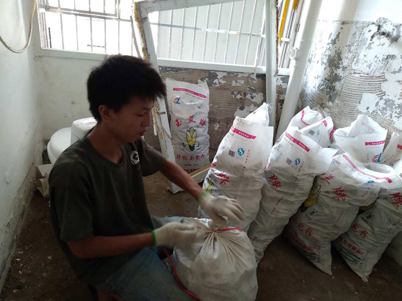 廚房拆除改造方案：如果是舊房改造，就需要首先拆除墻面和地面原有的瓷磚，拆除吊頂，拆除原有的廚具、燈具等；如果是新房想改變原來廚房的格局，也會首先面臨拆墻的任務(wù)。 拆除舊廚房是工程中的第一項，將情墻面和地面上原有的瓷磚全部砸掉，不要只砸掉一半或一部分，以免后面在鋪貼時有縫隙。 拆除吊頂、廚具和燈具，需按照一定的流程拆除。如果想要重新將廚房整頓一下，那么就將廚房的一切原有的都拆除掉。