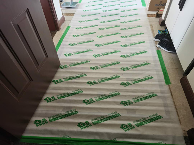 入戶門地面保護：入戶門是各種裝修物料進場以及各種建筑裝修垃圾清理的必經(jīng)之路，這些物品在搬運的過程中，與入戶門發(fā)生磕碰、摩擦的機率大大增加，所以，第一個需要做好成品保護的地方就是入戶門。建議：在裝修開工前直到家具進場期間，都需要對入戶門進行保護！對于這一點，可以使用成品保護膜將門包裹。