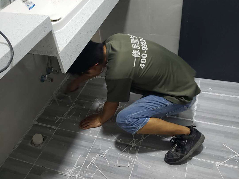 地磚美縫施工現(xiàn)場：使用用開槽器/平口螺絲刀/勾縫刀，清理瓷磚縫隙內(nèi)灰塵及垃圾，這一步需要力度適中，不要用蠻力，不然可能存在崩壞瓷磚的風(fēng)險。然后用吸塵器，掃把或者抹布清理干凈。，建議縫隙在1.5到2mm深度合適?？p隙清理干凈后， 擰開管蓋裝上混合管，管頭卡在膠槍的卡口上。首先打出30-40CM美縫劑余料，然后沿著瓷磚縫隙開始施工，在施工的時候一定要美縫劑填充滿瓷磚縫隙，不然后續(xù)可能會發(fā)生塌陷。瓷磚縫隙打膠方法先豎后橫，沿著縫隙均勻打出美縫劑.一般有些師傅打出3-5米時停下，開始用壓邊球壓縫，十字交叉口處多壓幾次，這樣會很美觀。壓縫的工具比較多，可用刮板或者壓縫 鋼球、手指套沿著縫隙壓出 U型面就可以了，施工之后24小時（夏天一般24小時，冬天一般48小時，具體看天氣情況），用清縫鏟刀清理瓷磚上多余縫隙。