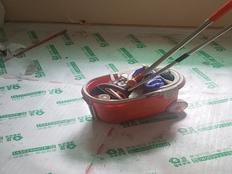地磚美縫施工現(xiàn)場：使用用開槽器/平口螺絲刀/勾縫刀，清理瓷磚縫隙內(nèi)灰塵及垃圾，這一步需要力度適中，不要用蠻力，不然可能存在崩壞瓷磚的風(fēng)險。然后用吸塵器，掃把或者抹布清理干凈。，建議縫隙在1.5到2mm深度合適?？p隙清理干凈后， 擰開管蓋裝上混合管，管頭卡在膠槍的卡口上。首先打出30-40CM美縫劑余料，然后沿著瓷磚縫隙開始施工，在施工的時候一定要美縫劑填充滿瓷磚縫隙，不然后續(xù)可能會發(fā)生塌陷。瓷磚縫隙打膠方法先豎后橫，沿著縫隙均勻打出美縫劑.一般有些師傅打出3-5米時停下，開始用壓邊球壓縫，十字交叉口處多壓幾次，這樣會很美觀。壓縫的工具比較多，可用刮板或者壓縫 鋼球、手指套沿著縫隙壓出 U型面就可以了，施工之后24小時（夏天一般24小時，冬天一般48小時，具體看天氣情況），用清縫鏟刀清理瓷磚上多余縫隙。