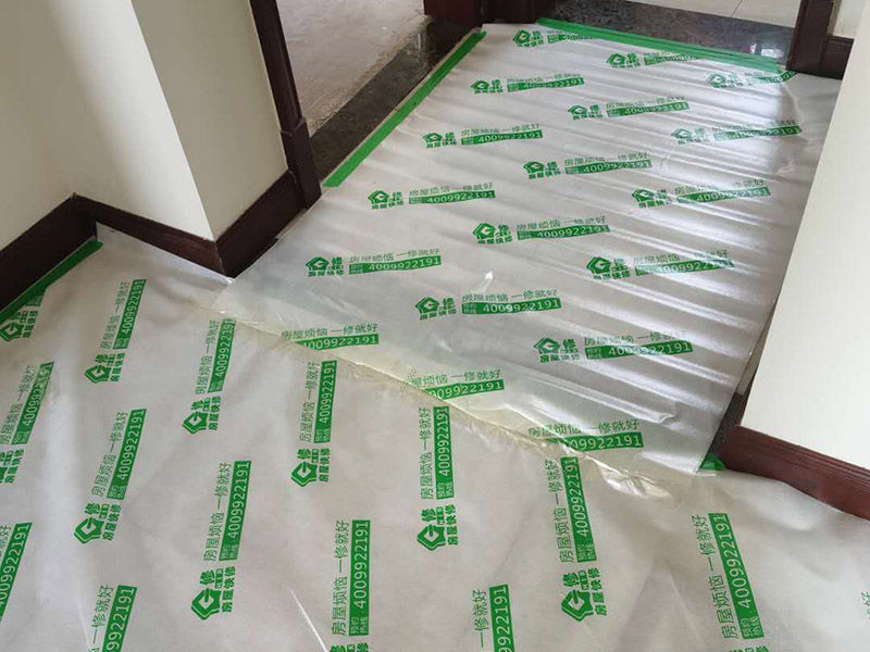 入戶門地面保護：入戶門是各種裝修物料進場以及各種建筑裝修垃圾清理的必經(jīng)之路，這些物品在搬運的過程中，與入戶門發(fā)生磕碰、摩擦的機率大大增加，所以，第一個需要做好成品保護的地方就是入戶門。建議：在裝修開工前直到家具進場期間，都需要對入戶門進行保護！對于這一點，可以使用成品保護膜將門包裹。