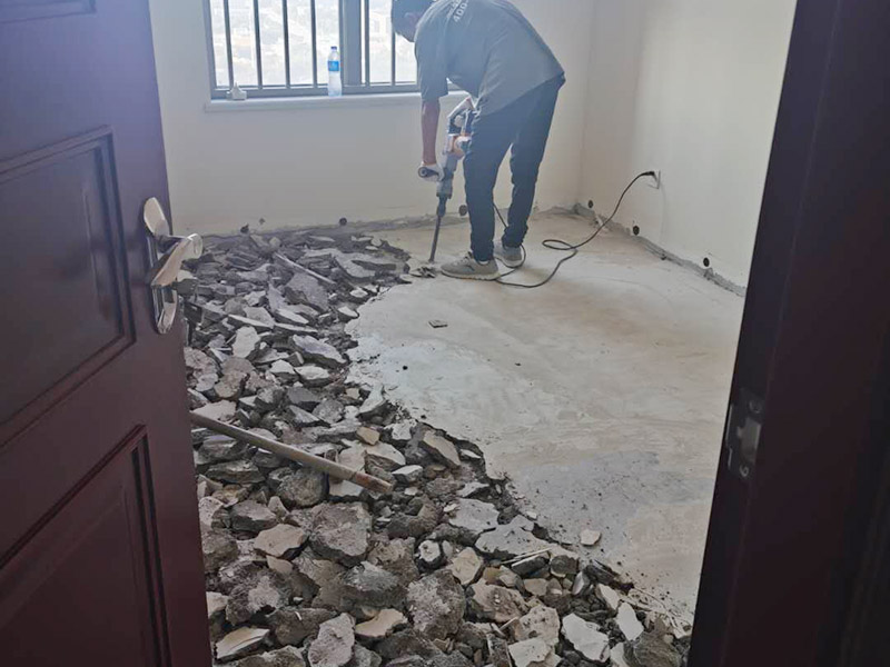 臥室地磚拆除方案：拆除地面瓷磚的方法;拆除地面磚容易的方法是，先想辦法撬開大門口的那塊地磚，因為那塊磚是有一邊露在外面的，比較容易撬開。再用扁的鑿子一片片的往里撬，如果水泥砂漿做得不是牢的話，可以用錘子把扁鑿敲進地磚和水泥地面中間的縫隙里的，那樣就能把地磚整塊的撬起來。 這樣的方法比用錘子從正面敲碎地磚要容易得多。如果順利的話，可能全部能夠撬起來。如果有部份撬不起來的。再用錘子敲碎就行了。 