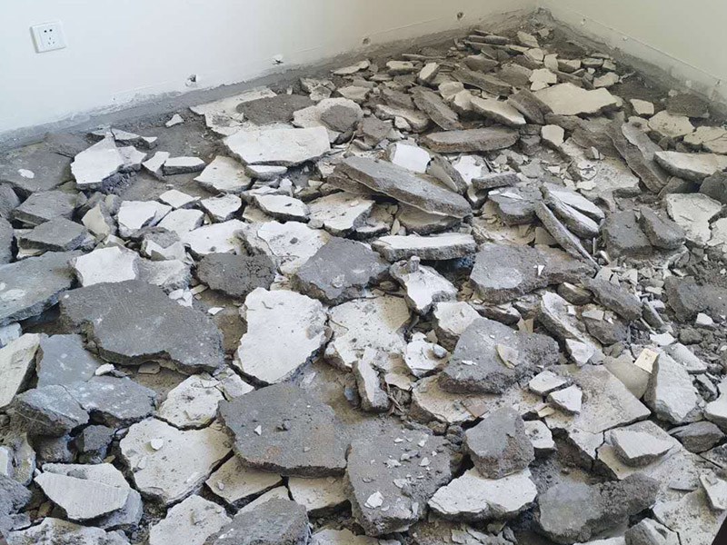 臥室地磚拆除方案：拆除地面瓷磚的方法;拆除地面磚容易的方法是，先想辦法撬開大門口的那塊地磚，因為那塊磚是有一邊露在外面的，比較容易撬開。再用扁的鑿子一片片的往里撬，如果水泥砂漿做得不是牢的話，可以用錘子把扁鑿敲進地磚和水泥地面中間的縫隙里的，那樣就能把地磚整塊的撬起來。 這樣的方法比用錘子從正面敲碎地磚要容易得多。如果順利的話，可能全部能夠撬起來。如果有部份撬不起來的。再用錘子敲碎就行了。 