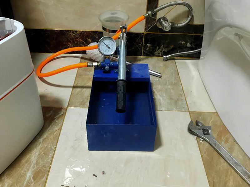 衛(wèi)生間漏水打壓：首先，打壓試驗(yàn)，把衛(wèi)生間整體管道打壓，如果打壓正常，就可以排除是水管漏水。接下來(lái)就是看是不是防水問(wèn)題。如果排除水管漏水，也不要就一口咬定是防水問(wèn)題，這樣會(huì)導(dǎo)致直接砸掉地面，后面發(fā)現(xiàn)根本不需要。如果打壓有問(wèn)題，那就可以判斷是水管漏水，根據(jù)樓下漏水點(diǎn)位置，就得砸掉樓上的瓷磚進(jìn)行維修管道了