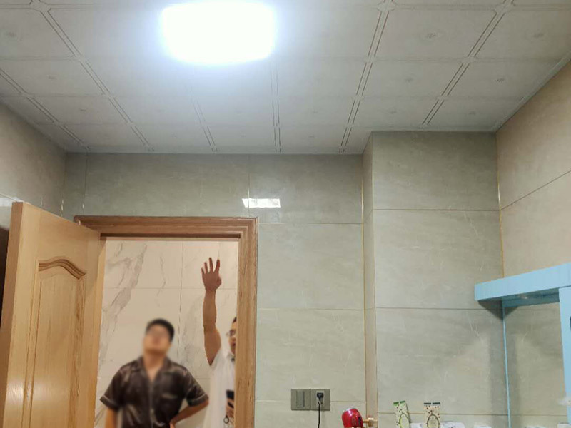 衛(wèi)生間漏水打壓：首先，打壓試驗(yàn)，把衛(wèi)生間整體管道打壓，如果打壓正常，就可以排除是水管漏水。接下來(lái)就是看是不是防水問(wèn)題。如果排除水管漏水，也不要就一口咬定是防水問(wèn)題，這樣會(huì)導(dǎo)致直接砸掉地面，后面發(fā)現(xiàn)根本不需要。如果打壓有問(wèn)題，那就可以判斷是水管漏水，根據(jù)樓下漏水點(diǎn)位置，就得砸掉樓上的瓷磚進(jìn)行維修管道了