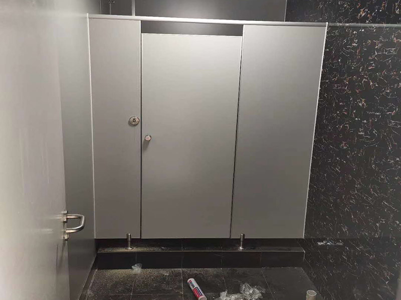 衛(wèi)生間隔斷安裝：在墻壁上找到合適的位置畫出固定片的中心線，看固定板上有幾個固定用的螺絲孔，然后在墻壁中心線上對應的打上幾個孔，把塑膠賽套放入孔內(nèi)，接下來就是用膨脹絲把固定板固定在墻上。固定板和底座的作用就是用來固定隔間板的，把隔間板放在調整底座上，然后調整底座高低使隔間板緊貼墻壁上的固定板，然后再微調底座高低使隔間板距地面有一定距離，大約15厘米就好，然后用水平尺確定水平，等一切都調整好后，用螺絲把隔間板固定在固定板和調整底座上。