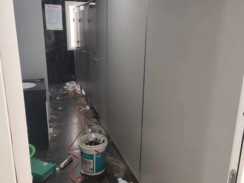 衛(wèi)生間隔斷安裝：在墻壁上找到合適的位置畫出固定片的中心線，看固定板上有幾個固定用的螺絲孔，然后在墻壁中心線上對應的打上幾個孔，把塑膠賽套放入孔內(nèi)，接下來就是用膨脹絲把固定板固定在墻上。固定板和底座的作用就是用來固定隔間板的，把隔間板放在調整底座上，然后調整底座高低使隔間板緊貼墻壁上的固定板，然后再微調底座高低使隔間板距地面有一定距離，大約15厘米就好，然后用水平尺確定水平，等一切都調整好后，用螺絲把隔間板固定在固定板和調整底座上。