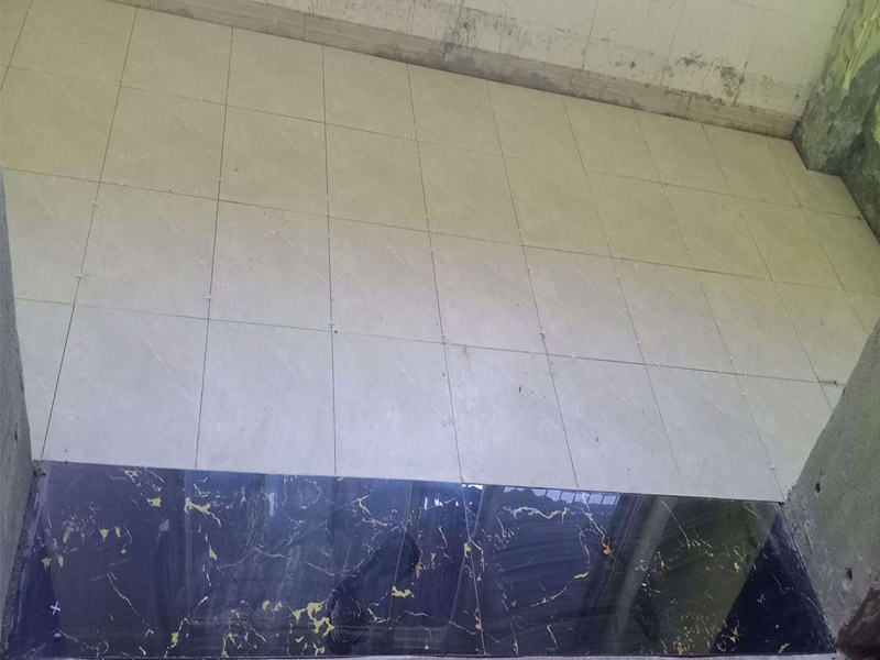 地磚鋪貼維修：鋪貼前，先將所鋪平面表面的塵土、雜物等徹底清掃干凈，平面不能有空鼓、開裂和起砂等現(xiàn)象，如果存在這些現(xiàn)象，要先進行修復(fù)處理，在鋪設(shè)瓷磚。鋪設(shè)墻磚施工前，要先在墻體四周彈出標(biāo)高控制線。鋪設(shè)地磚施工前，要先在地面彈出十字線，從而控制地磚分隔尺寸。瓷磚的鋪貼，要選用1:3干硬性水泥砂漿，砂漿的厚度要在25mm左右。把瓷磚按照要求放在水泥砂漿上，用橡皮錘輕輕敲擊瓷磚的表面，直至瓷磚鋪貼平整。鋪貼完瓷磚后，要進行勾縫處理，先清理干凈瓷磚縫隙里的雜質(zhì)，再用專用填縫劑進行勾縫處理。鋪貼瓷磚的過程中，可以一邊鋪貼，一邊進行簡單的清理。在鋪貼完24小時后，再用棉布等對瓷磚的表面再進行一次清理。