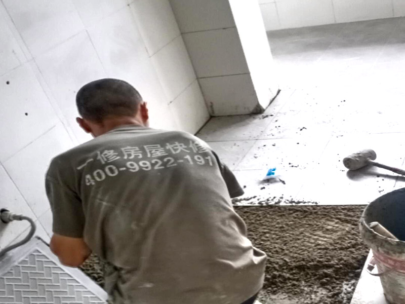 地面瓷磚鋪貼修補(bǔ)：首先應(yīng)除去基層表面的污垢，油漬，浮灰;除去基層上所有涂料層，膩?zhàn)訉?如果基層未能達(dá)到平整度要求，需對(duì)基層進(jìn)行預(yù)先的找平處理。加水后將粘結(jié)劑漿料攪拌至潤(rùn)滑均勻，無(wú)明顯塊狀或糊狀結(jié)塊，攪拌后的漿料靜置5-10分鐘后再稍加攪拌1-2分鐘即可使用。在開(kāi)始鋪貼施工前，需要先清理瓷磚表面的浮灰，污垢等。將瓷磚平整地鋪貼在基層上，使用橡膠錘將瓷磚拍實(shí)鋪平。施工過(guò)程中，可小幅度轉(zhuǎn)動(dòng)瓷磚，使?jié){料與瓷磚背面充分接觸。根據(jù)磚的尺寸，在磚與磚之間預(yù)留相應(yīng)尺寸的縫隙留待嵌縫。粘結(jié)劑具有一定的可調(diào)整性能，可對(duì)留縫的大小進(jìn)行調(diào)整。瓷磚鋪貼結(jié)束后24小時(shí)，可進(jìn)行嵌縫施工。將調(diào)制好的嵌縫劑均勻地涂在磚與磚的縫隙內(nèi)。