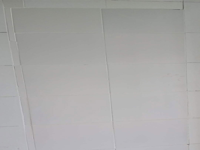 地面瓷磚鋪貼修補(bǔ)：首先應(yīng)除去基層表面的污垢，油漬，浮灰;除去基層上所有涂料層，膩?zhàn)訉?如果基層未能達(dá)到平整度要求，需對(duì)基層進(jìn)行預(yù)先的找平處理。加水后將粘結(jié)劑漿料攪拌至潤(rùn)滑均勻，無(wú)明顯塊狀或糊狀結(jié)塊，攪拌后的漿料靜置5-10分鐘后再稍加攪拌1-2分鐘即可使用。在開(kāi)始鋪貼施工前，需要先清理瓷磚表面的浮灰，污垢等。將瓷磚平整地鋪貼在基層上，使用橡膠錘將瓷磚拍實(shí)鋪平。施工過(guò)程中，可小幅度轉(zhuǎn)動(dòng)瓷磚，使?jié){料與瓷磚背面充分接觸。根據(jù)磚的尺寸，在磚與磚之間預(yù)留相應(yīng)尺寸的縫隙留待嵌縫。粘結(jié)劑具有一定的可調(diào)整性能，可對(duì)留縫的大小進(jìn)行調(diào)整。瓷磚鋪貼結(jié)束后24小時(shí)，可進(jìn)行嵌縫施工。將調(diào)制好的嵌縫劑均勻地涂在磚與磚的縫隙內(nèi)。