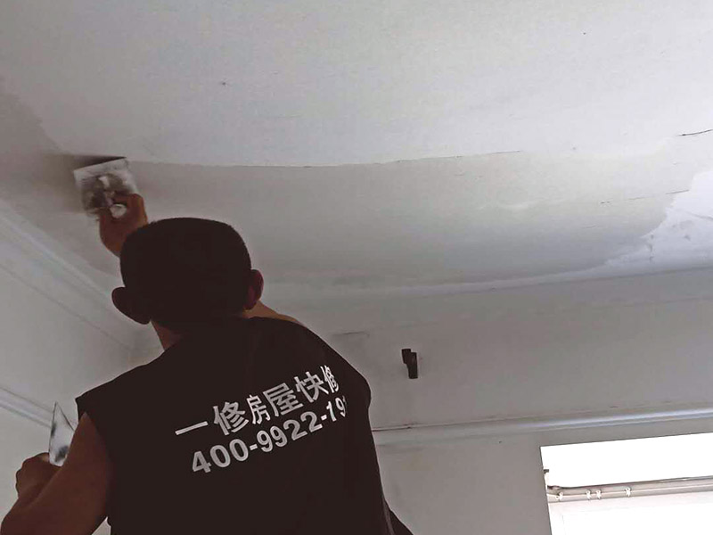 天花板刮膩子維修：刮膩子對不同的墻體有著不同的要求，像比較常見的混凝土的墻面，會出現(xiàn)一些氣孔與鼓起的現(xiàn)象，所以就要先把墻面修平整掉，磨平凸起處，填補凹陷處。如果是預(yù)制混凝土的墻面，那么它的表面層就會有一些砂礫與疙瘩的現(xiàn)象，這個時候就需要專業(yè)的施工人員，使用用鋼絲刷把墻面整體的刷一遍?；鶎幼龊锰幚砗螅瑝γ孢€是會有一些凹陷的地方，這個時候就可以用石膏膩子來補平。將石膏膩子壓實凹陷處，橫抹豎起的地方再重新刮一遍，這樣來確保墻面的平整。刮膩子之前，噴刷一遍粘結(jié)劑，就可以開始刮膩子了。膩子刮完后，仔細(xì)檢查看看墻面