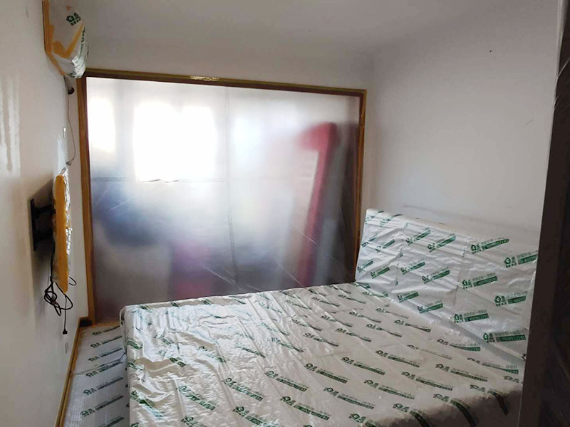 成品家具保護(hù)措施：各類裝修物料的進(jìn)場、建筑裝修垃圾的清理都必須經(jīng)過入戶門。在對物品進(jìn)行搬運(yùn)時，難免會與入戶門發(fā)生磕碰及摩擦。水電改造是基礎(chǔ)裝修，水電裝修的質(zhì)量好壞，直接決定著后期的施工和使用。因此，在進(jìn)行水電改造時，同樣需要做好成品保護(hù)工作。水電改造完成后，應(yīng)當(dāng)對各種管線進(jìn)行規(guī)范的固定，以防脫落;對裸露的線頭要進(jìn)行包裹，以防發(fā)生觸電的危險;做好地面裸線管的固定和保護(hù)，防止被踩壞。同時，在搬運(yùn)物料時，也不要破壞地面鋪設(shè)的管線。進(jìn)行裝修施工時，磁環(huán)邊鋪邊勾縫，在崗鋪設(shè)的瓷磚、地板上堆放雜物、走動踩踏，地板沒有使用成品保護(hù)膜覆蓋等都會影響瓷磚及地板的鋪貼效果，使瓷磚出現(xiàn)施工質(zhì)量問題。