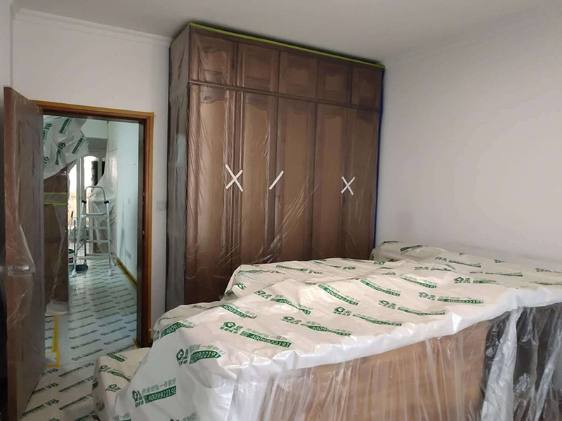 成品家具保護(hù)措施：各類裝修物料的進(jìn)場、建筑裝修垃圾的清理都必須經(jīng)過入戶門。在對物品進(jìn)行搬運(yùn)時，難免會與入戶門發(fā)生磕碰及摩擦。水電改造是基礎(chǔ)裝修，水電裝修的質(zhì)量好壞，直接決定著后期的施工和使用。因此，在進(jìn)行水電改造時，同樣需要做好成品保護(hù)工作。水電改造完成后，應(yīng)當(dāng)對各種管線進(jìn)行規(guī)范的固定，以防脫落;對裸露的線頭要進(jìn)行包裹，以防發(fā)生觸電的危險;做好地面裸線管的固定和保護(hù)，防止被踩壞。同時，在搬運(yùn)物料時，也不要破壞地面鋪設(shè)的管線。進(jìn)行裝修施工時，磁環(huán)邊鋪邊勾縫，在崗鋪設(shè)的瓷磚、地板上堆放雜物、走動踩踏，地板沒有使用成品保護(hù)膜覆蓋等都會影響瓷磚及地板的鋪貼效果，使瓷磚出現(xiàn)施工質(zhì)量問題。