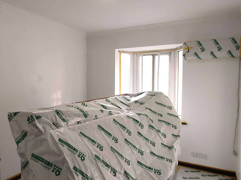 成品家具保護(hù)措施：各類裝修物料的進(jìn)場、建筑裝修垃圾的清理都必須經(jīng)過入戶門。在對物品進(jìn)行搬運(yùn)時，難免會與入戶門發(fā)生磕碰及摩擦。水電改造是基礎(chǔ)裝修，水電裝修的質(zhì)量好壞，直接決定著后期的施工和使用。因此，在進(jìn)行水電改造時，同樣需要做好成品保護(hù)工作。水電改造完成后，應(yīng)當(dāng)對各種管線進(jìn)行規(guī)范的固定，以防脫落;對裸露的線頭要進(jìn)行包裹，以防發(fā)生觸電的危險;做好地面裸線管的固定和保護(hù)，防止被踩壞。同時，在搬運(yùn)物料時，也不要破壞地面鋪設(shè)的管線。進(jìn)行裝修施工時，磁環(huán)邊鋪邊勾縫，在崗鋪設(shè)的瓷磚、地板上堆放雜物、走動踩踏，地板沒有使用成品保護(hù)膜覆蓋等都會影響瓷磚及地板的鋪貼效果，使瓷磚出現(xiàn)施工質(zhì)量問題。