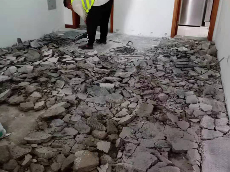 客廳地磚拆除施工：為了更好的拆除地磚，我們可以優(yōu)先從大門口那塊開始，因為可以更快的找到接縫，比較容易撬開。找到接縫，用扁口鑿往里撬。如何水泥砂漿還不是特別牢固的話，用錘子將扁口鑿輕敲進縫隙內，就可以瞬間將整塊地磚撬起拆除。