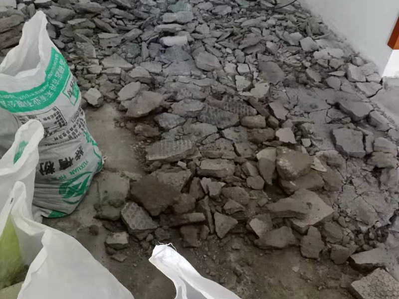 客廳地磚拆除施工：為了更好的拆除地磚，我們可以優(yōu)先從大門口那塊開始，因為可以更快的找到接縫，比較容易撬開。找到接縫，用扁口鑿往里撬。如何水泥砂漿還不是特別牢固的話，用錘子將扁口鑿輕敲進縫隙內，就可以瞬間將整塊地磚撬起拆除。