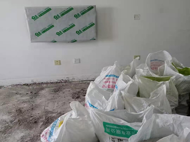 客廳家具家電保護(hù)：若是翻新墻面，在進(jìn)場施工前，就需要把靠近墻面的東西搬移出一定的距離，比如床、電視柜、沙發(fā)、空調(diào)等，最好移到房子中間，方便施工的同時，可以做到集中遮蓋保護(hù)，避免家具家電在施工中磕碰。對于無法搬動的設(shè)備，比如嵌入式家具、門窗、空調(diào)掛機(jī)等，要進(jìn)行遮蔽保護(hù)，避免基層處理和涂刷時被弄臟。在保護(hù)時，要根據(jù)被包裹物體的類型和大小，選擇遮蔽保護(hù)膜的類型和大小，確保物體被安全保護(hù)，四面包裹無死角，且保護(hù)膜平整。