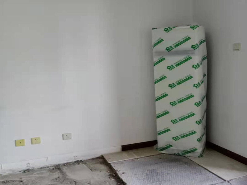 客廳家具家電保護(hù)：若是翻新墻面，在進(jìn)場施工前，就需要把靠近墻面的東西搬移出一定的距離，比如床、電視柜、沙發(fā)、空調(diào)等，最好移到房子中間，方便施工的同時，可以做到集中遮蓋保護(hù)，避免家具家電在施工中磕碰。對于無法搬動的設(shè)備，比如嵌入式家具、門窗、空調(diào)掛機(jī)等，要進(jìn)行遮蔽保護(hù)，避免基層處理和涂刷時被弄臟。在保護(hù)時，要根據(jù)被包裹物體的類型和大小，選擇遮蔽保護(hù)膜的類型和大小，確保物體被安全保護(hù)，四面包裹無死角，且保護(hù)膜平整。