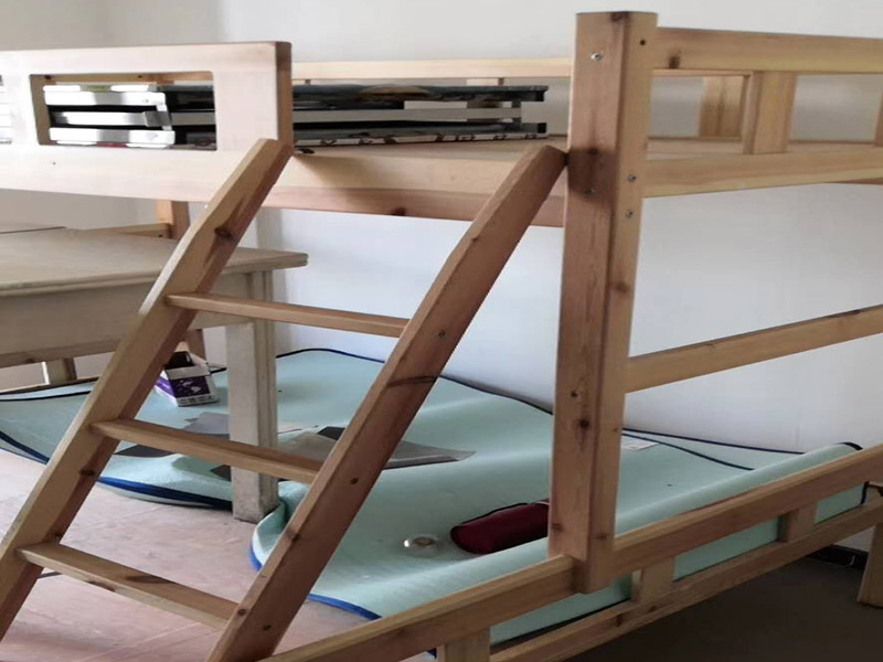 兒童房上下鋪安裝:實(shí)木上下鋪，要分開(kāi)安裝，先裝下鋪。在安裝的時(shí)候，一定要先把下鋪安裝好，安裝好下鋪以后才能把上鋪安裝好。先安裝下鋪，能夠起到很好的固定作用，目的就是為了能夠在安裝的時(shí)候比較方便。實(shí)木上下鋪，先安裝上鋪，也是為了后續(xù)施工比較方便，能夠節(jié)省一定的時(shí)間。裝完下鋪以后，我們就要開(kāi)始安裝上鋪了。上鋪的安裝方法是和下鋪一樣的，不過(guò)都是要在安裝過(guò)程中注意，一定要連接固定，牢固的床鋪使用時(shí)間才能更久，在使用的時(shí)候，即使發(fā)出聲響也會(huì)比較小，不會(huì)出現(xiàn)太大的問(wèn)題。 接下來(lái)就是一體式的上下鋪就比較好安裝了。一體式的上下鋪安裝更簡(jiǎn)單，只要把板材鋪設(shè)好就可以使用了。一般一體式的都是廠家直接安裝好的，根本不需要再去費(fèi)力安裝，也是比較方便的。