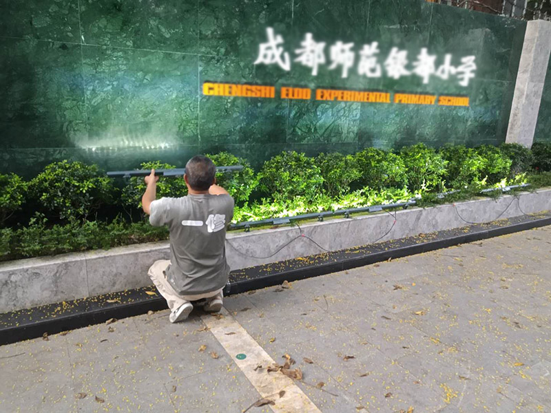 外墻修補(bǔ)及燈具安裝：射燈一般是安裝在踢腳線里，這樣即不占用家庭的其他位置，又能達(dá)到美觀的效果，將踢腳線的射燈打開后，就會感覺自己置身燈光的舞臺，很唯美，還能烘托氣氛。射燈屬于高聚光的燈具，一般是起到強(qiáng)調(diào)或者突出某樣物品的作用，可以起到烘托的作用，使人觀賞的人有眼前為之一亮的感覺。并將整個空間的亮點(diǎn)都能夠清晰的展現(xiàn)在住戶面前，營造出高端、大氣。