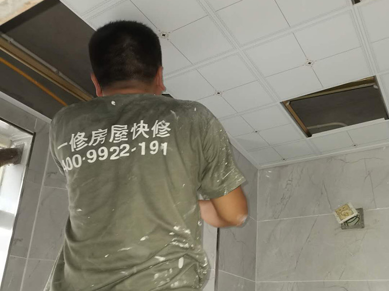 衛(wèi)生間吊頂安裝：吊頂安裝的第一個(gè)步驟就是邊角線安裝了。邊角線的安裝是為了確定吊頂?shù)陌惭b高度和安裝水平，也是為了接下來的龍骨安裝做鋪墊，方便后續(xù)的工作。在吊頂?shù)陌惭b中，有六根螺桿將會承擔(dān)起整個(gè)吊頂?shù)闹亓?。在安裝螺桿時(shí)，我們要注意安裝師傅是不是在不影響電器安裝的情況下打的孔。龍骨安裝可以說是吊頂安裝中最為重要的一部分了。因?yàn)辇埞鞘钦麄€(gè)吊頂扣板的承重物，也是做造型的關(guān)鍵。扣板就是我們抬頭，能看到的吊頂?shù)牟糠至??？郯逶邶埞前惭b好、電器口預(yù)留好了之后就可以進(jìn)行安裝。安裝扣板時(shí)，安裝師傅會按照扣板四邊的膜上的箭頭方向來進(jìn)行安裝。一般來說，第一排的扣板會用美工刀做一些切割，這樣才會既美觀又堆成。切割口也會對著墻面，不會露出來。