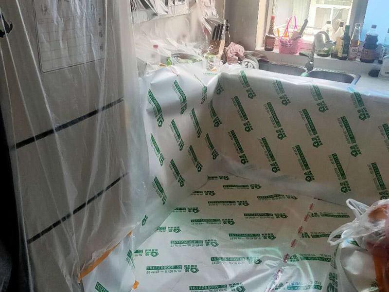 家具地板保護措施：1、在家具進場時先在地板上鋪一層毛毯或是硬紙殼，可以有效減少家具和地板的摩擦，從而達到保護地板的目的。 2、工人在搬家具的時候，需要先在家具的棱角部分包上一層保護膜，這樣不但可以避免擦傷地板，同時也可以防止在搬弄家具的時候產(chǎn)生一些磕磕碰碰的現(xiàn)象，傷害到家具。