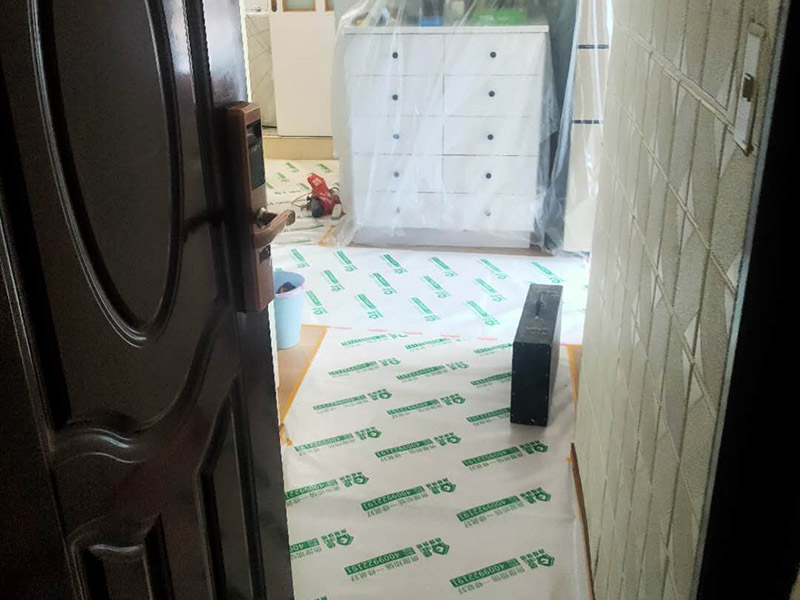 家具地板保護措施：1、在家具進場時先在地板上鋪一層毛毯或是硬紙殼，可以有效減少家具和地板的摩擦，從而達到保護地板的目的。 2、工人在搬家具的時候，需要先在家具的棱角部分包上一層保護膜，這樣不但可以避免擦傷地板，同時也可以防止在搬弄家具的時候產(chǎn)生一些磕磕碰碰的現(xiàn)象，傷害到家具。