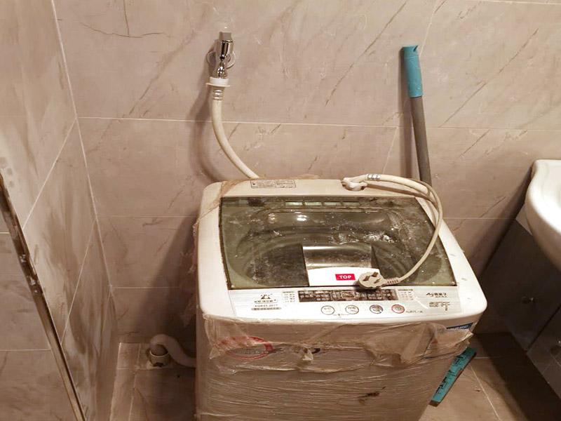 衛(wèi)生間水管角閥安裝:首先將水總閥門關(guān)閉。將du要安裝角閥的接口清理干凈，將原角閥換掉之后，要細(xì)心清理水銹，并清空管內(nèi)殘余的水。選擇合適的角閥。將角閥上的閥門關(guān)閉，認(rèn)清角閥的兩個(gè)接口要接在什么地方。用生膠帶將角閥的絲口纏緊，一層一層，從內(nèi)向外的纏。注意，通常要纏5層以上，不怕厚。將角閥順著絲口的連接方向，旋轉(zhuǎn)擰緊墻體的絲口中。注意往里擰的時(shí)候不要用蠻勁兒，可以先用手的力量擰緊，擰緊后，可借助扳手等工具，將角閥多擰半圈，盡量將出水口位置調(diào)整為方便連接水管的位置。將上水管接到角閥的另一個(gè)接口上。接好后開總閥供水實(shí)驗(yàn)是否漏水。