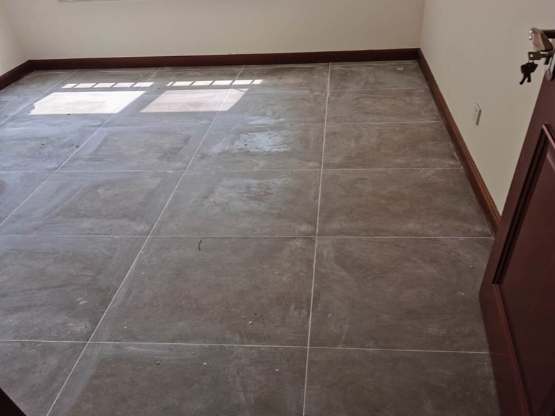 地磚拆除重貼瓷磚：1、混凝土地面應(yīng)將基層鑿毛，鑿毛深度5~10毫米，鑿毛痕的間距為30毫米左右。之后，清凈浮灰，砂漿、油漬，產(chǎn)散水刷少將地面。 2、鋪貼前應(yīng)彈好線，在地面彈出與門道口成直角的基準(zhǔn)線，彈線應(yīng)從門口開始，以保證進(jìn)口處為整磚，非整磚置于陰角或家具下面，彈線應(yīng)彈出縱橫定位控制線。 3、鋪貼陶瓷地面磚前，應(yīng)先將陶瓷地面磚浸泡陰干。 4、鋪貼時(shí)，水泥砂漿應(yīng)飽滿地抹在陶瓷地面磚背面，鋪貼后用橡皮棰敲實(shí)。同時(shí)，用水平尺檢查校正，擦凈表面水泥砂漿。 5、鋪貼完2~3小時(shí)后，用白水泥擦縫，縫要填充密實(shí)，平整光滑。