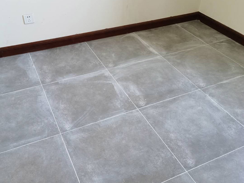 地磚拆除重貼瓷磚：1、混凝土地面應(yīng)將基層鑿毛，鑿毛深度5~10毫米，鑿毛痕的間距為30毫米左右。之后，清凈浮灰，砂漿、油漬，產(chǎn)散水刷少將地面。 2、鋪貼前應(yīng)彈好線，在地面彈出與門道口成直角的基準(zhǔn)線，彈線應(yīng)從門口開始，以保證進(jìn)口處為整磚，非整磚置于陰角或家具下面，彈線應(yīng)彈出縱橫定位控制線。 3、鋪貼陶瓷地面磚前，應(yīng)先將陶瓷地面磚浸泡陰干。 4、鋪貼時(shí)，水泥砂漿應(yīng)飽滿地抹在陶瓷地面磚背面，鋪貼后用橡皮棰敲實(shí)。同時(shí)，用水平尺檢查校正，擦凈表面水泥砂漿。 5、鋪貼完2~3小時(shí)后，用白水泥擦縫，縫要填充密實(shí)，平整光滑。