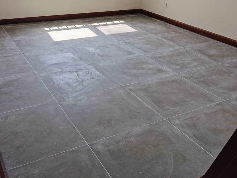 地磚拆除重貼瓷磚：1、混凝土地面應(yīng)將基層鑿毛，鑿毛深度5~10毫米，鑿毛痕的間距為30毫米左右。之后，清凈浮灰，砂漿、油漬，產(chǎn)散水刷少將地面。 2、鋪貼前應(yīng)彈好線，在地面彈出與門道口成直角的基準(zhǔn)線，彈線應(yīng)從門口開始，以保證進(jìn)口處為整磚，非整磚置于陰角或家具下面，彈線應(yīng)彈出縱橫定位控制線。 3、鋪貼陶瓷地面磚前，應(yīng)先將陶瓷地面磚浸泡陰干。 4、鋪貼時(shí)，水泥砂漿應(yīng)飽滿地抹在陶瓷地面磚背面，鋪貼后用橡皮棰敲實(shí)。同時(shí)，用水平尺檢查校正，擦凈表面水泥砂漿。 5、鋪貼完2~3小時(shí)后，用白水泥擦縫，縫要填充密實(shí)，平整光滑。