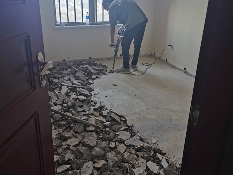 地磚拆除重貼瓷磚：1、混凝土地面應(yīng)將基層鑿毛，鑿毛深度5~10毫米，鑿毛痕的間距為30毫米左右。之后，清凈浮灰，砂漿、油漬，產(chǎn)散水刷少將地面。 2、鋪貼前應(yīng)彈好線，在地面彈出與門道口成直角的基準(zhǔn)線，彈線應(yīng)從門口開始，以保證進(jìn)口處為整磚，非整磚置于陰角或家具下面，彈線應(yīng)彈出縱橫定位控制線。 3、鋪貼陶瓷地面磚前，應(yīng)先將陶瓷地面磚浸泡陰干。 4、鋪貼時(shí)，水泥砂漿應(yīng)飽滿地抹在陶瓷地面磚背面，鋪貼后用橡皮棰敲實(shí)。同時(shí)，用水平尺檢查校正，擦凈表面水泥砂漿。 5、鋪貼完2~3小時(shí)后，用白水泥擦縫，縫要填充密實(shí)，平整光滑。