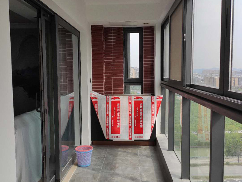 陽臺家具安裝：安裝地柜：將安置地柜的位置打掃干凈，把組裝好的地柜擺放到合適的位置，（有的櫥柜需要安裝地腳，那么在地柜柜體組裝好之后，翻轉過來，底板上已經預先打了安裝孔，將地腳配件套上去，然后用螺絲釘固定住，最后將地腳桿擰緊。