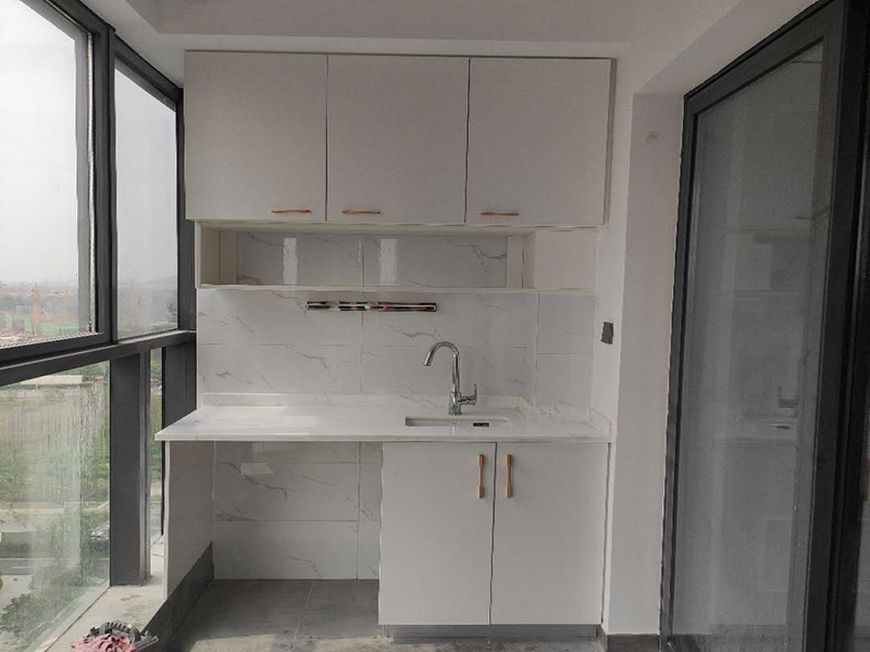 陽臺櫥柜裝修設(shè)計：在陽臺櫥柜裝修前須做好陽臺裝修，做好陽臺這些的防塵措施、防水措施、防陽光暴曬措施等，陽臺櫥柜的選材要特別注意抗老化，因為陽臺櫥柜比起其它地方的櫥柜來說陽光更容易照射到和照射時間更長，因此對于陽臺櫥柜的材料要耐老化。陽臺櫥柜裝修中，防水也是非常關(guān)鍵的，因為即使陽臺裝修時防水做的夠好，但因陽臺內(nèi)、外地理位置關(guān)系，相比平常廚房更需要加強相應(yīng)的陽臺櫥柜防水哦。陽臺櫥柜裝修完之后，因所處位置的關(guān)系而導(dǎo)致陽臺櫥柜更容易積累粉塵，因此要經(jīng)常進(jìn)行清潔，保持陽臺櫥柜整潔干凈。