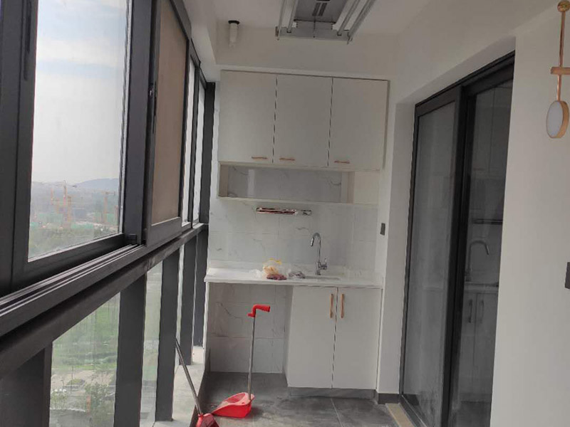 陽臺櫥柜裝修設(shè)計：在陽臺櫥柜裝修前須做好陽臺裝修，做好陽臺這些的防塵措施、防水措施、防陽光暴曬措施等，陽臺櫥柜的選材要特別注意抗老化，因為陽臺櫥柜比起其它地方的櫥柜來說陽光更容易照射到和照射時間更長，因此對于陽臺櫥柜的材料要耐老化。陽臺櫥柜裝修中，防水也是非常關(guān)鍵的，因為即使陽臺裝修時防水做的夠好，但因陽臺內(nèi)、外地理位置關(guān)系，相比平常廚房更需要加強相應(yīng)的陽臺櫥柜防水哦。陽臺櫥柜裝修完之后，因所處位置的關(guān)系而導(dǎo)致陽臺櫥柜更容易積累粉塵，因此要經(jīng)常進(jìn)行清潔，保持陽臺櫥柜整潔干凈。