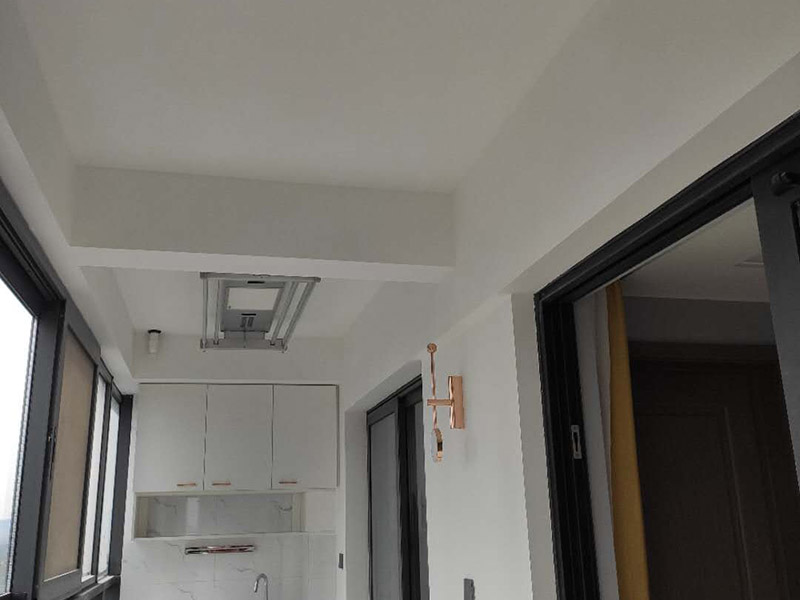 陽臺櫥柜裝修設(shè)計：在陽臺櫥柜裝修前須做好陽臺裝修，做好陽臺這些的防塵措施、防水措施、防陽光暴曬措施等，陽臺櫥柜的選材要特別注意抗老化，因為陽臺櫥柜比起其它地方的櫥柜來說陽光更容易照射到和照射時間更長，因此對于陽臺櫥柜的材料要耐老化。陽臺櫥柜裝修中，防水也是非常關(guān)鍵的，因為即使陽臺裝修時防水做的夠好，但因陽臺內(nèi)、外地理位置關(guān)系，相比平常廚房更需要加強相應(yīng)的陽臺櫥柜防水哦。陽臺櫥柜裝修完之后，因所處位置的關(guān)系而導(dǎo)致陽臺櫥柜更容易積累粉塵，因此要經(jīng)常進(jìn)行清潔，保持陽臺櫥柜整潔干凈。