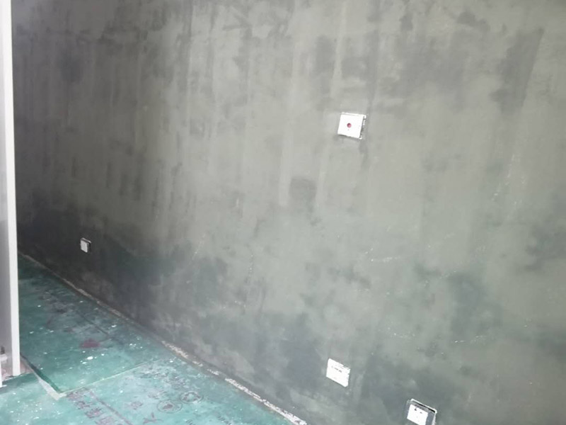 墻面膩?zhàn)隅P除翻新:在墻面翻新之前，一定要注意，必須把原來的膩?zhàn)尤跨P掉，露出最里面的水泥層，不過如果墻面出現(xiàn)大面積的空鼓、粉化現(xiàn)象，建議鏟除到磚層，這樣做雖然耗時(shí)耗力，但是能確保翻新之后的墻面耐用美觀。鏟過墻皮后需要批刮膩?zhàn)樱?dāng)然，選擇顆粒細(xì)度較高和質(zhì)地較硬的膩?zhàn)幼詈貌贿^，而且在膩?zhàn)又屑尤氚兹槟z還可以提高其硬度，然后我們檢查一下裂縫，出現(xiàn)裂縫可以用牛皮紙袋和白乳膠貼在裂縫上，在墻面找平時(shí)，一般用石膏對(duì)表面進(jìn)行修補(bǔ)并用砂紙打磨。一般老房子容易出現(xiàn)墻面發(fā)霉的狀況，尤其是潮濕氣候的地方更為嚴(yán)重，這時(shí)候在翻新時(shí)，做好防潮處理就顯得很重要了，在做衛(wèi)生間和廚房的墻面防潮處理的時(shí)候，一定要注意與防水區(qū)分開來，而且防潮應(yīng)該在墻面的水泥基面上做，不然是沒有效果的。