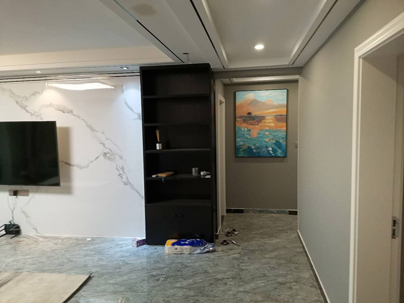 全屋裝修設(shè)計(jì)效果：裝修，大致是按照下面這21步完成的：1.前期設(shè)計(jì) -- 2.主體拆改 -- 3.水電改造 -- 4.木工 -- 5.貼磚 -- 6.刷墻面漆 -- 7.熱水器安裝 -- 8.廚衛(wèi)吊頂 -- 9.櫥柜安裝-- 10.煙機(jī)灶安裝 -- 11.木門安裝 -- 12.地板安裝 -- 13.鋪貼壁紙 -- 14. 開關(guān)插座安裝 -- 15.燈具安裝 -- 16.五金潔具安裝 -- 17.窗簾桿安裝 -- 18.拓荒保潔 -- 19.家具進(jìn)場(chǎng) -- 20.家電安裝 -- 21.家居配飾