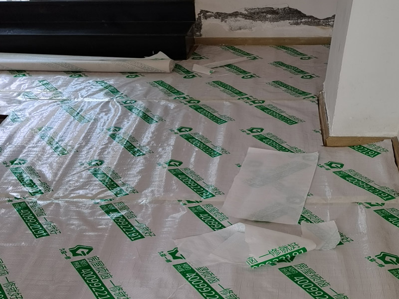 墻面翻新成品保護(hù)：家具搬放到房屋中央，對(duì)集中放置的家具進(jìn)行整體保護(hù)，防止因墻面翻新而造成不必要的損壞；地板需要用專業(yè)的保護(hù)膜進(jìn)行保護(hù)；對(duì)于不能移動(dòng)的家具和家電，如空調(diào)等進(jìn)行成品保護(hù)；尤其需要注意有插座、開關(guān)面板的位置，防止灰塵進(jìn)入。 處理墻面出現(xiàn)的開裂、起翹等問題，若不做任何處理直接開始涂刷，使用專業(yè)的打磨機(jī)對(duì)墻面進(jìn)行打磨處理，與一般打磨機(jī)不同的是，墻面打磨是無塵打磨，在打磨的過程中不會(huì)出現(xiàn)灰塵漫天的情況。
