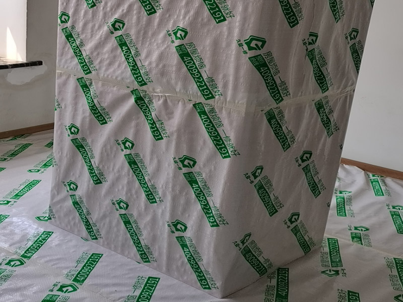 墻面翻新成品保護(hù)：家具搬放到房屋中央，對(duì)集中放置的家具進(jìn)行整體保護(hù)，防止因墻面翻新而造成不必要的損壞；地板需要用專業(yè)的保護(hù)膜進(jìn)行保護(hù)；對(duì)于不能移動(dòng)的家具和家電，如空調(diào)等進(jìn)行成品保護(hù)；尤其需要注意有插座、開關(guān)面板的位置，防止灰塵進(jìn)入。 處理墻面出現(xiàn)的開裂、起翹等問題，若不做任何處理直接開始涂刷，使用專業(yè)的打磨機(jī)對(duì)墻面進(jìn)行打磨處理，與一般打磨機(jī)不同的是，墻面打磨是無塵打磨，在打磨的過程中不會(huì)出現(xiàn)灰塵漫天的情況。