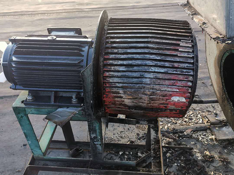 風(fēng)機電機翻新:更換風(fēng)機皮帶前應(yīng)先拉閘斷電，待風(fēng)機停穩(wěn)后再進行操作。更換皮帶需兩人進行作業(yè)，并保持現(xiàn)場有一定的光照強度。松動靠近電機風(fēng)輪側(cè)的調(diào)節(jié)頂絲的固定裝置，調(diào)節(jié)電機表冷器側(cè)的調(diào)節(jié)頂絲 ，盡量減小風(fēng)機皮帶輪與電機皮帶輪之間的間距（如果一次調(diào)節(jié)皮帶輪之間的間距不夠小，可向前移動電機表冷器側(cè)的調(diào)節(jié)裝置，繼續(xù)調(diào)節(jié)，直到合適為止）。