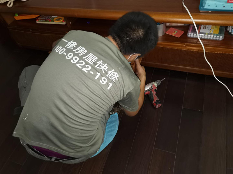 家具維修施工：將502膠水倒與家具損壞的位置，趕快用砂紙快速打磨，以防膠水風干，在家具表面形成疙瘩。首先確定損壞的家具是什么顏色，然后選擇相近的顏色，配合稀釋劑在舊報紙上研磨均勻，然后在損壞家具的表面進行上色，需要一層層覆蓋，切記把已經(jīng)上好的顏色再次的蹭掉。然后拋光是為了增加亮度保護漆面，用綠色三谷公司調(diào)配的稀釋劑是越擦越亮的